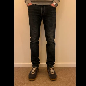 Mörkblå levis jeans 511 - Mörkblåa jeans från levis, storlek 29/32, skick 9/10, original pris 1 149kr vårat pris 349kr, skriv om du har frågor👍🤗