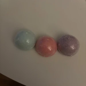 Badbomber från Beauticology - Säljer tre supergulliga Badbomber i olika dofter. 