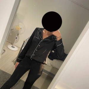 Svart skjorta  - Satin skjorta - Använd fåtal gånger - Kika in min Vinted ~ ffs89