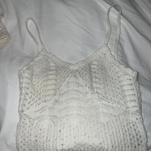Vit stickad linnetopp från ASOS - Säljer en söt vit stickad linnetopp från ASOS med smala axelband. 