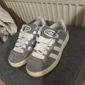 Grå Adidas Campus sneakers - Snygga grå Adidas Campus sneakers. Skorna har en bekväm passform och är perfekta för vardags, nytt skick använda 2 gånger
