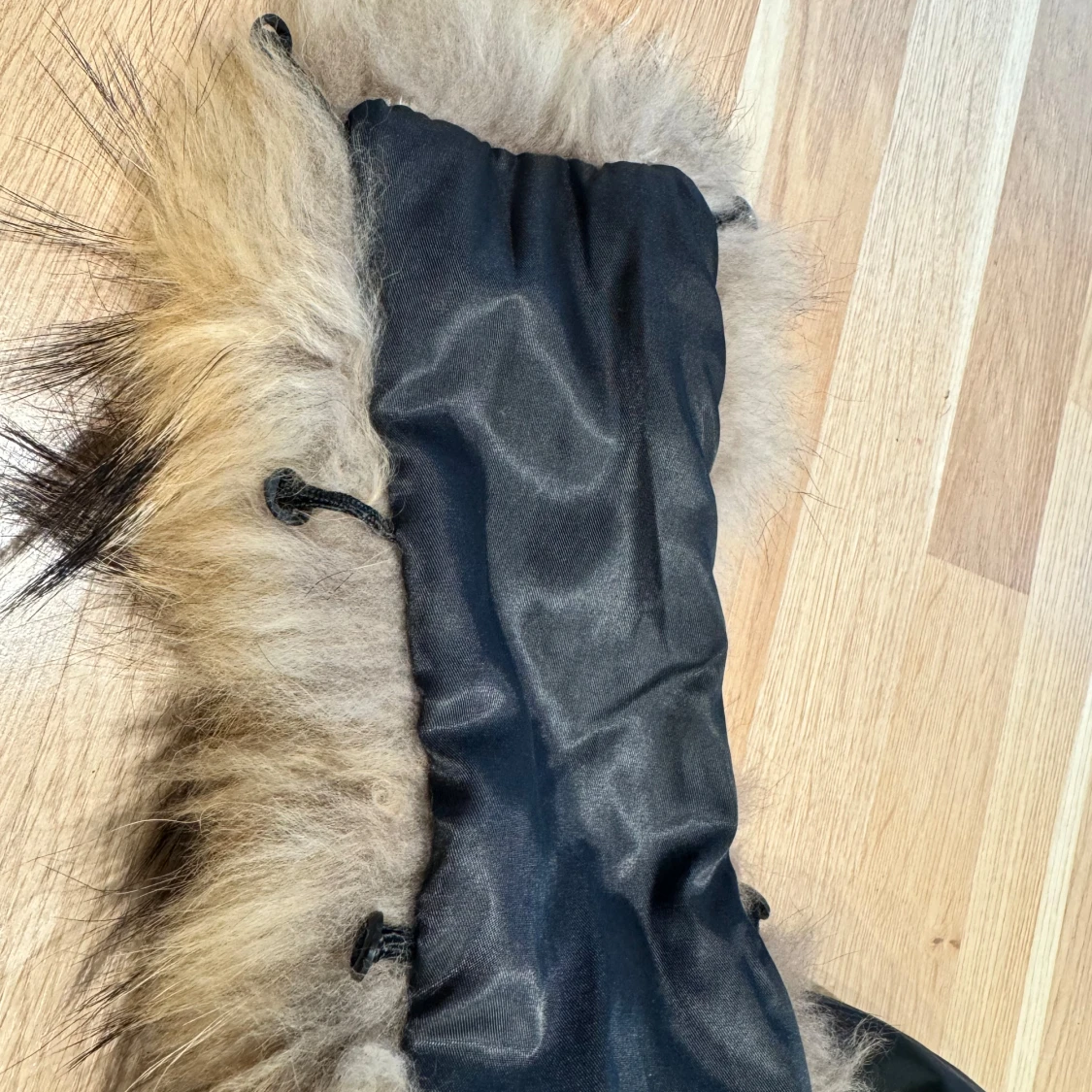 Svart dunjacka från Hollies - 93