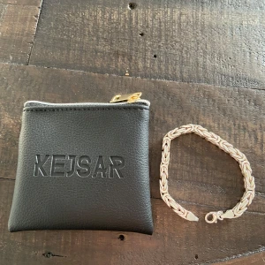 Silverarmband från Kejsar - Snyggt silverarmband från Kejsar med flätad design. Tillverkat i 925 sterling silver, perfekt för att ge en stilren touch till din look. Kommer med en praktisk förvaringspåse. 6mm 