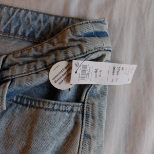 Ljusa jeanskjol - Populät ljusblå jeanskjol med klassisk femficksdesign och slits baktill från lindex oanvänd med tags kvar. Nypris 500