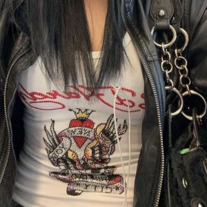 Vit linne med tryck ed Hardy  - Säljer detta knappt använda ed Hardy linne i Medium passar även S! Nypris 700kr:)