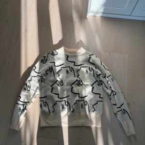 Stickad cool tröja  - Säljer denna super fina stickade tröjan från monki!!🤍 Perfekt för att ge din outfit en extra touch.🤍