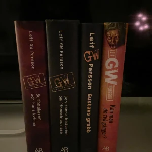 Bokpaket av Leif GW Persson - Säljer ett bokpaket med fyra böcker av Leif GW Persson: 'Bombmakaren och hans kvinna', 'Den sanna historien om Pinocchios näsa', 'Gustavs grabb' och 'Kan man dö två gånger?'. Perfekt för deckarälskare och fans av kriminalromaner.