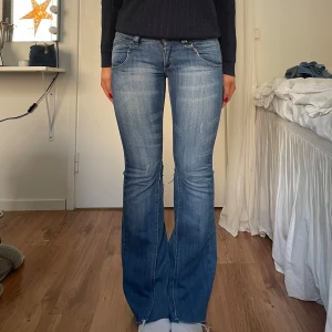 Lågmidjade jeans - Sjukt snygga jeans från only! Modellen är 167 cm lång, innerbenslängd 80 cm, midjemått 40 cm. Jeansen är utsydda