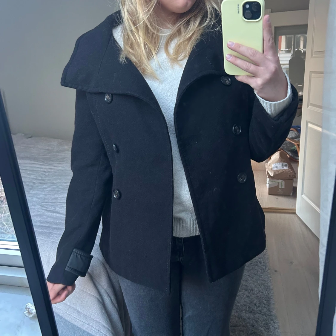 Svart kappa med knappar