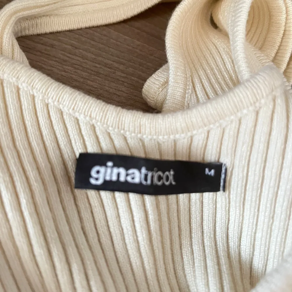 Säljer en stilren beige ribbad klänning från Gina Tricot. Den sträcker sig till knälängd, vilket ger en elegant siluett. Tjockt och bra matrial. Aldrig använd för den var lite för stor för mig men annars hade jag använt den flera dagar i veckan!!💞💞. Klänningar.