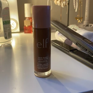 e.l.f. Halo Glow Liquid Filter - e.l.f. Halo Glow Liquid Filter i nyansen Shade 8 Rich. HELT NY! Perfekt som bronzer elr som hilighter/bas som ett fint glow!! 🩷🩷🩷🩷.    Säljer för har en extra!