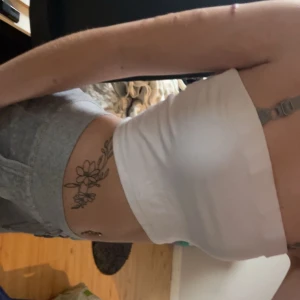 Vit tubtopp - Säljer en vit tubtopp från lager 157💕