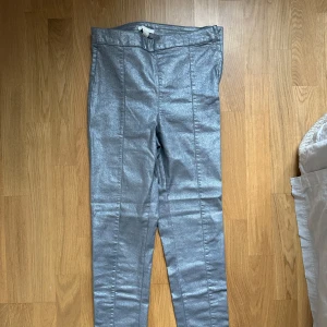 Silvriga byxor - Snygga silvriga byxor - perfekta till nyår! Sitter som ett par tights 💫För referens är jag 1,73 och på mig sitter de perfekt! Köparen står för frakt ✨