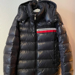 Moncler Maya - Moncler Mouiner size 3, 9/10. Det är en 2020 modell. Jackan är navy och riktigt snygg och perfekt för vintern🤩Pris 5899. Vid frågor och funderingar är det bara höra av sig 🙌