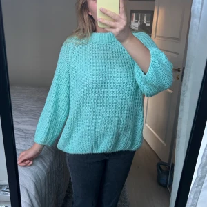 Mintgrön stickad tröja - Säljer en mysig turkos stickad tröja med trekvarts ärmar. Perfekt för kyliga dagar och ger en fräsch touch till din garderob. Tröjan har en lös passform och är superbekväm att bära.