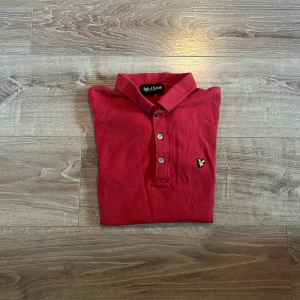 Lyle & scott piké  - En snygg piké i toppen skick som passar till det mesta. hör av er vid frågor annars är det fritt fram att använda ”köp nu”.