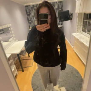 Svart tröja från 157 - Säljer en svart tröja från 157 i storlek S. Tröjan har en enkel och stilren design med långa ärmar. Perfekt för en avslappnad look.