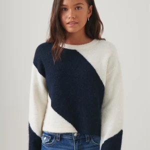 stickad tröja - Säljer en superfin stickad tröja från Gina Tricot i svart och vitt.Tröjan är långärmad och riktigt mysig. Säljer för att den inte kommer till andvändning. Väldigt svårt att få tag på!