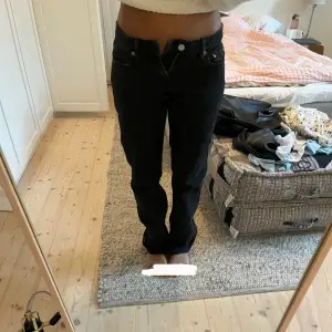 Säljer ett par svarta Arrow Low Straight Jeans från Weekday. De har en låg midja och rak passform. Jeansen är i bra skick och gjorda av ett hållbart material som håller länge. Jag är 1.64 m som referens 🫶