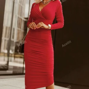 Röd omlottklänning från Acelitt - Snygg röd omlottklänning från Acelitt i ett stretchigt material. Klänningen har en v-ringad design och långa ärmar, perfekt för både fest och vardag. Den figurnära passformen framhäver dina kurvor på ett smickrande sätt. Ett måste i garderoben för alla som älskar stil och komfort!