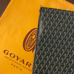 Datorfodral  - Säljer min datorfodral som är helt ny, som är i grön färg. Påse finns. Storlek L ungefär 40 cm.