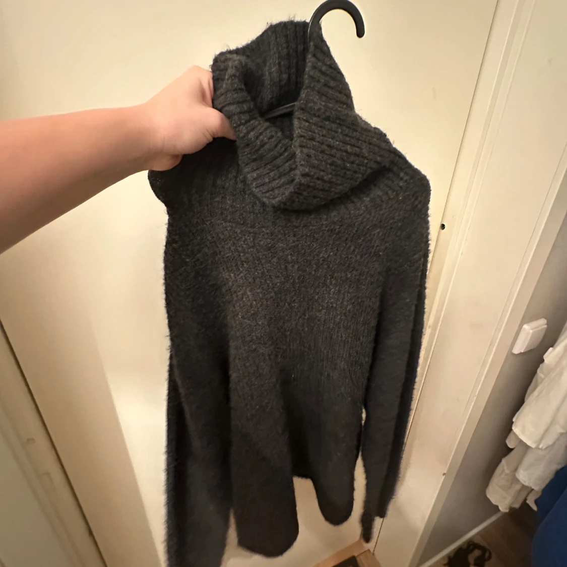 Mörkgrå stickad polotröja från H&M