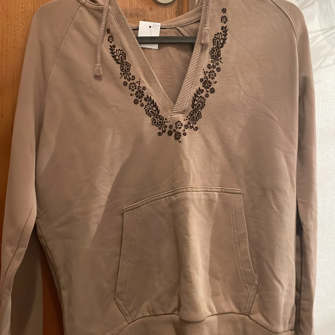 Beige hoodie med broderi