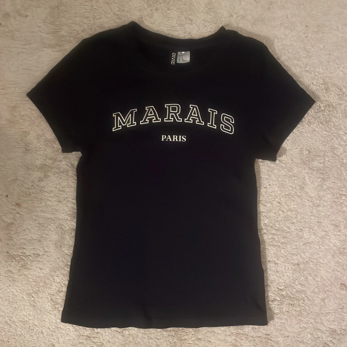 Marinblå t shirt med texten 'Marais Paris'