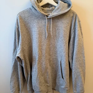 Weekday Hoodie - Weekday hoodie stl M. Använd 1 gång, så den är som ny. Nypris var 600.