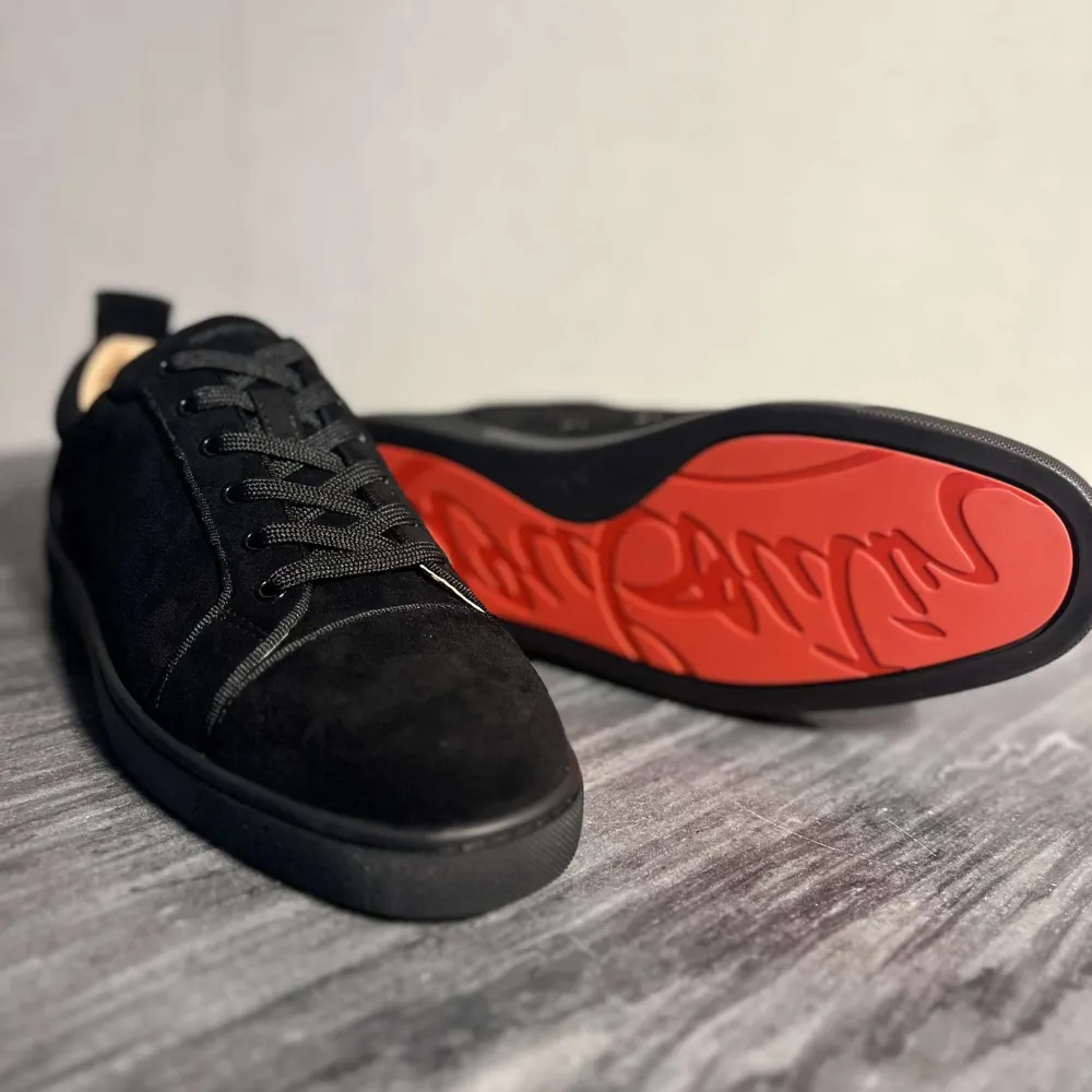 Säljer dessa snygga Christian Louboutin skor som är helt felfria och rengjorda. Dem är topp skick och är svarta stl 42 och 43 finns utan taggar. Med taggar finns i profilen. Hör av vid minsta funderingen.. Skor.