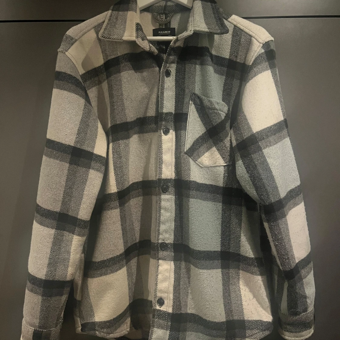 Svartvit rutig overshirt från Pull&Bear