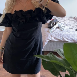Svart offshoulder klänning - Säljer en superfin svart offshoulder klänning med volangdetaljer. Perfekt för fest eller en utekväll! Endast använd vid ett tillfälle.