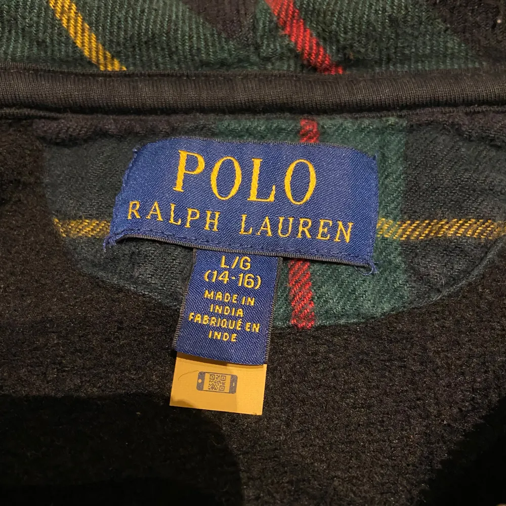 •Ralph Lauren Full Zip Hoodie med rutig luva. Skick: 6-7/10, två små skador på höger sida av plagget, ej märkvärdigt(se bild) Storlek: 14/16 yrs= sitter som strl 160 cm. Modell: 173 cm, 60 kg drygt(sitter för litet på bild) Authentic: ✅ Mvh Hessler’s. Hoodies.