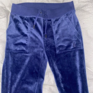 Juicy Couture Byxor - Säljer mörkblå/marinblå Juicy byxor. Nästan aldrig använde typ max 3 gånger. Därför jag säljer dom