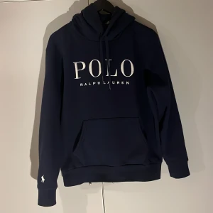 Polo Ralph Lauren hoodie - Hej! Säljer denna hoodie från Ralph Lauren i toppskick! Köpt i somras men har knappt kommit till användning! Nypris runt 2000kr, mitt pris 299kr! Size M men jag själv brukar ha S och den passar fint då! Vid fler frågor tveka inte att kontakta mig! //Nils