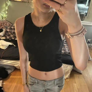 Svart linne - Simpelt svart linne som passar till allt!!💞