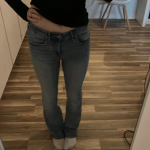 Blå jeansbyxor - Snygga blå jeansbyxor med en klassisk design. De har en normal passform och är perfekta för en avslappnad stil. 