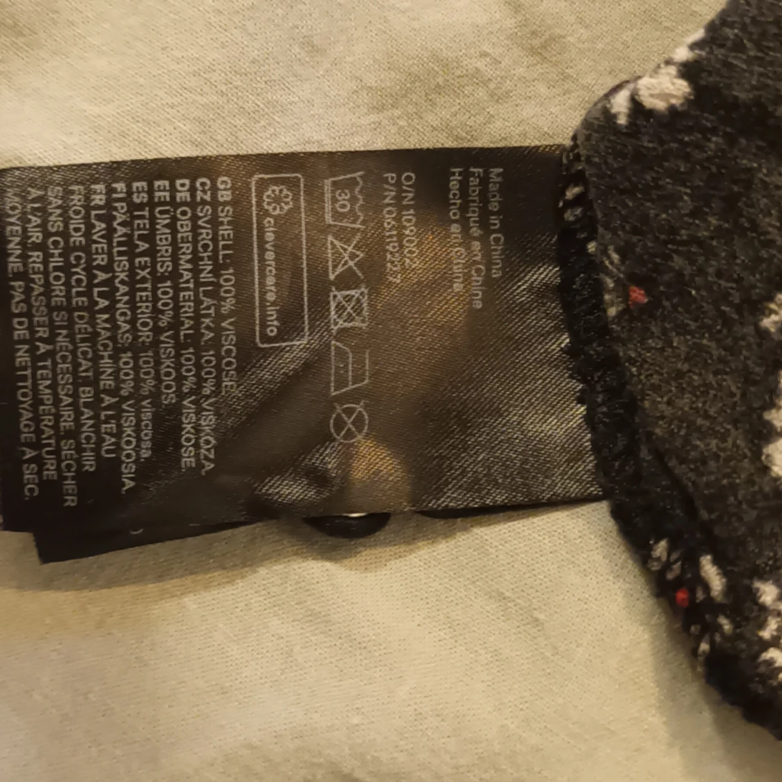 Svart blommig klänning från Divided - 93