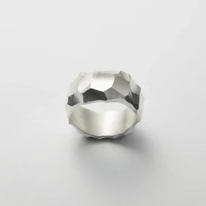 Rauk ring narrow från All Blues. - Stilren och modern ring i silverfärg med en unik geometrisk design. Perfekt för att ge en edgy touch till din stil. Passar både till vardag och speciella tillfällen.