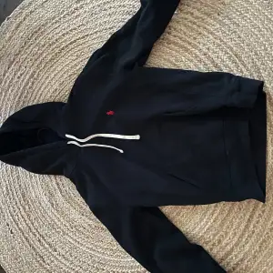 Säljer en svart hoodie från Ralph Lauren hoodie. Skick 9/10 |||skriv om ni vill ha fler bilder eller vid minsta fundering 💭🙌 