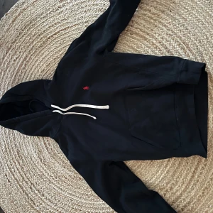  Ralph Lauren hoodie - Säljer en svart hoodie från Ralph Lauren hoodie. Skick 9/10 |||skriv om ni vill ha fler bilder eller vid minsta fundering 💭🙌 