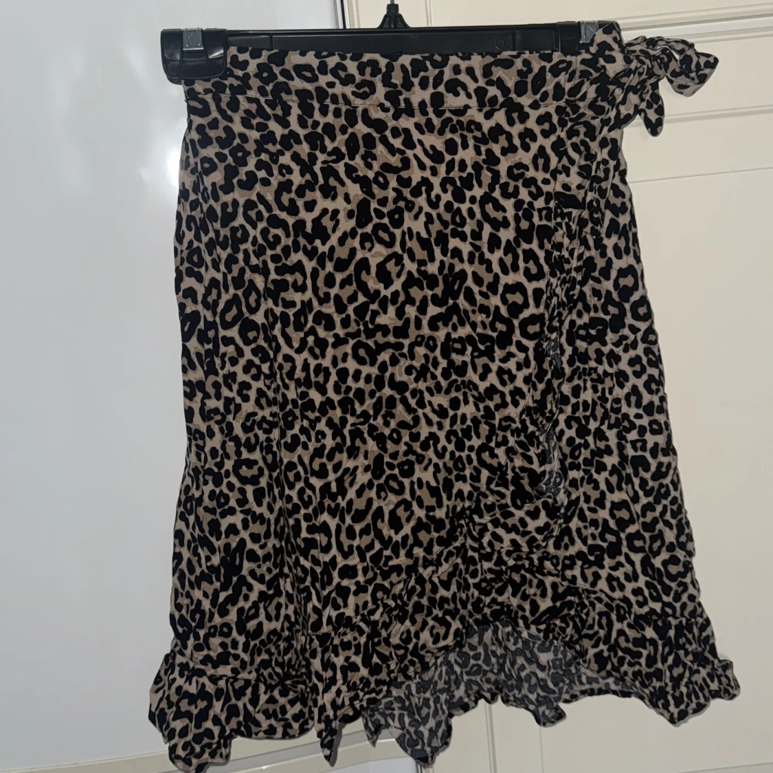 Leopardmönstrad kjol med volang - 90