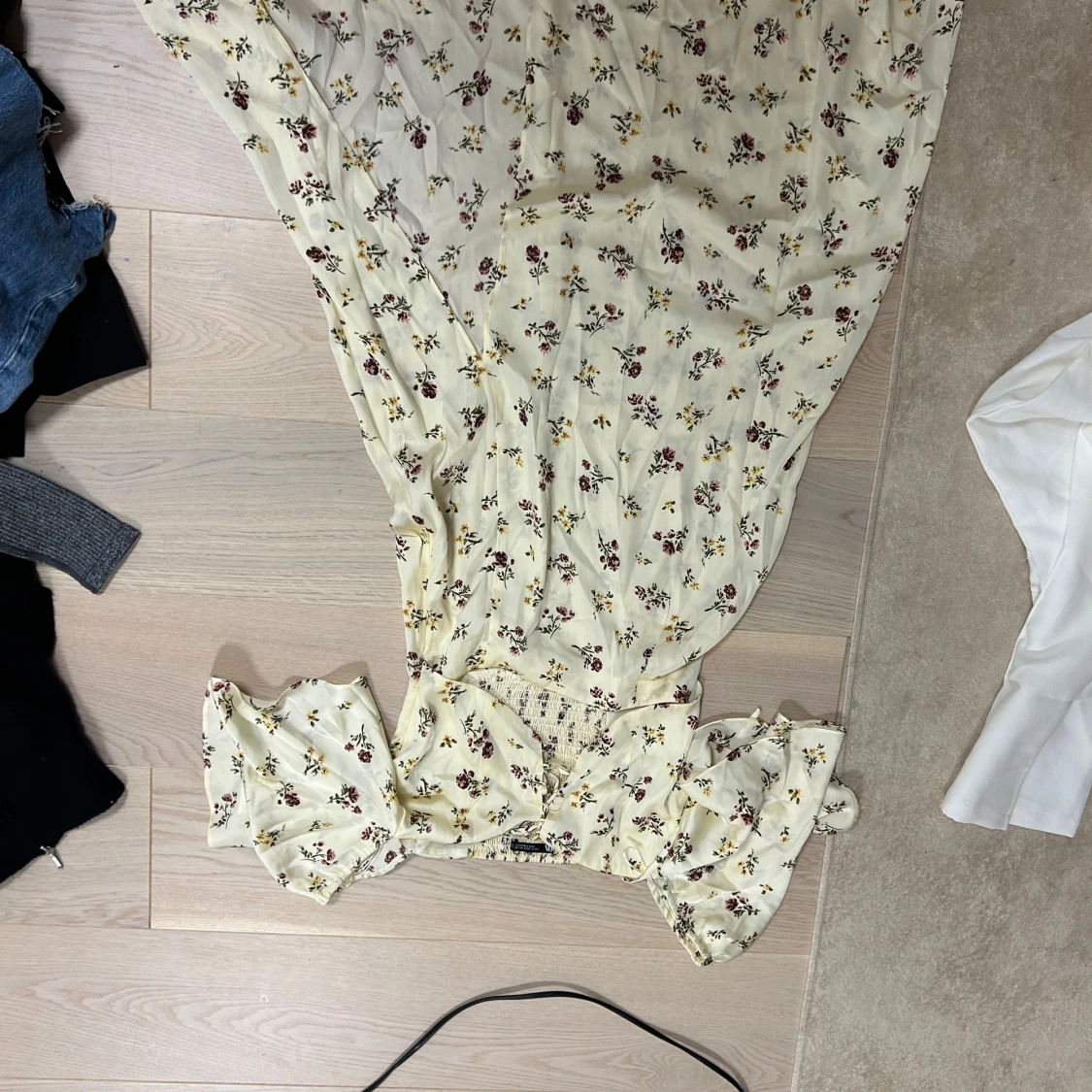 Röd blommig klänning & ljus gul från Zara  - 91