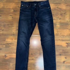 Calvin Klein jeans - Säljer ett par snygga mörkblå jeans från Calvin Klein i slim fit. De har en klassisk femficksdesign och är i mycket bra skick. Perfekta för både vardag och fest! 🕺W32 L30. Köpta för en månad sen i USA men använda endast en gång då de inte var riktig min stil.