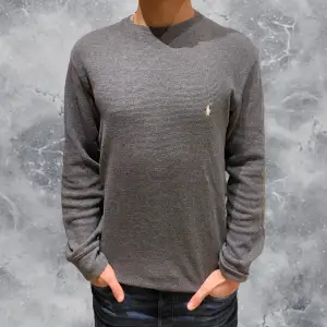 •Ralph Lauren Long Sleeve 100% cotton Sweater grey. Skick: 9/10, Inga skador! Storlek: S herr.Modell: 173 cm, 63 kg. Authentic: ✅. Hör av dig vid frågor eller funderingar, mvh Hessler’s;) 