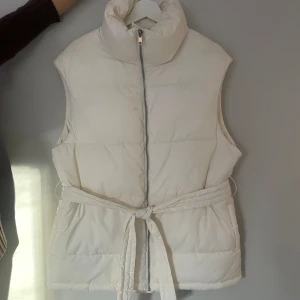 Vit dunväst med bälte - Snygg, perfekt på våren och hösten