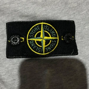 Stone Island tröja - Tröjan är i bra skick. Anledning till varför jag säljer den är för att tröjan matchar inte med någon av mina byxor. Fråga gärna ifall du vill ha mer information. Priset är inte hugget i sten!!