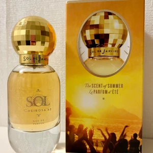 SOL Cheirosa '62 Eau de Parfum by Sol de Janeiro 50 ml - En beroendeframkallande doft av pistachio, krämig vanilj och salt karamell. Denna parfym är ett måste för den som älskar bodymisten Cheirosa 62! 50 ml, oanvänd. Givetvis förvarad mörkt och svalt. Kommer i originalförpackningen. 