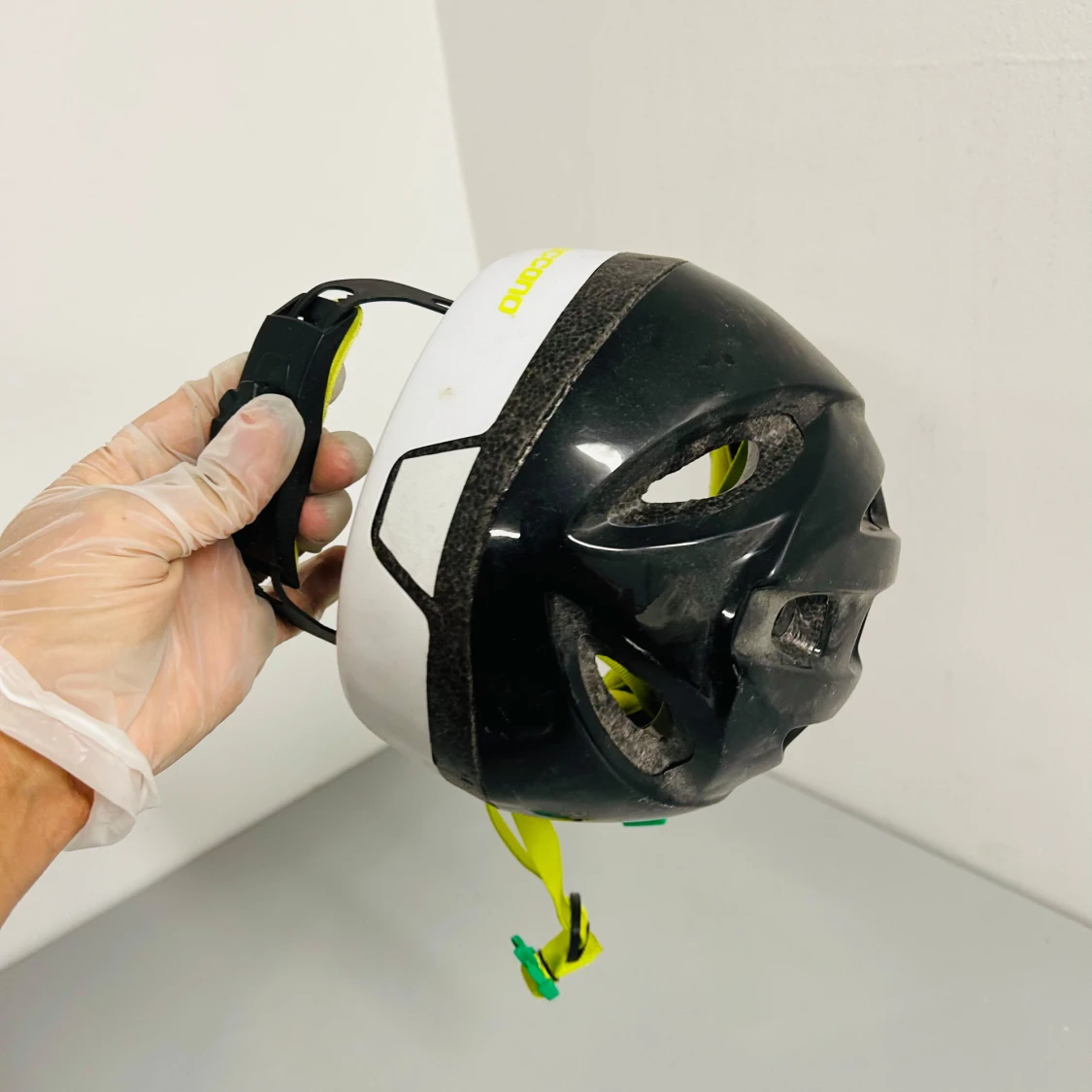 Svart och vit cykelhjälm - 90