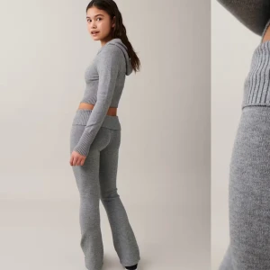 Svarta knitted yoga pants - Säljer ett par knitted yoga pants från Gina tricot med låg midja. De är tillverkade i ett mjukt och bekvämt material. Gina Young avdelningen Storlek 158/164. Säljer för att när jag testade var det fel storlek, har inte använt dom annars. Nyskick! 